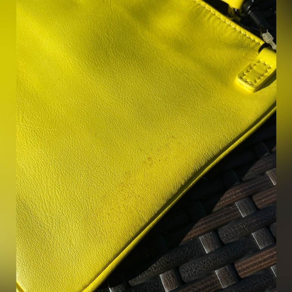 GAP Small Leather Convertible Crossbody NWOT - Picture 6 of 9